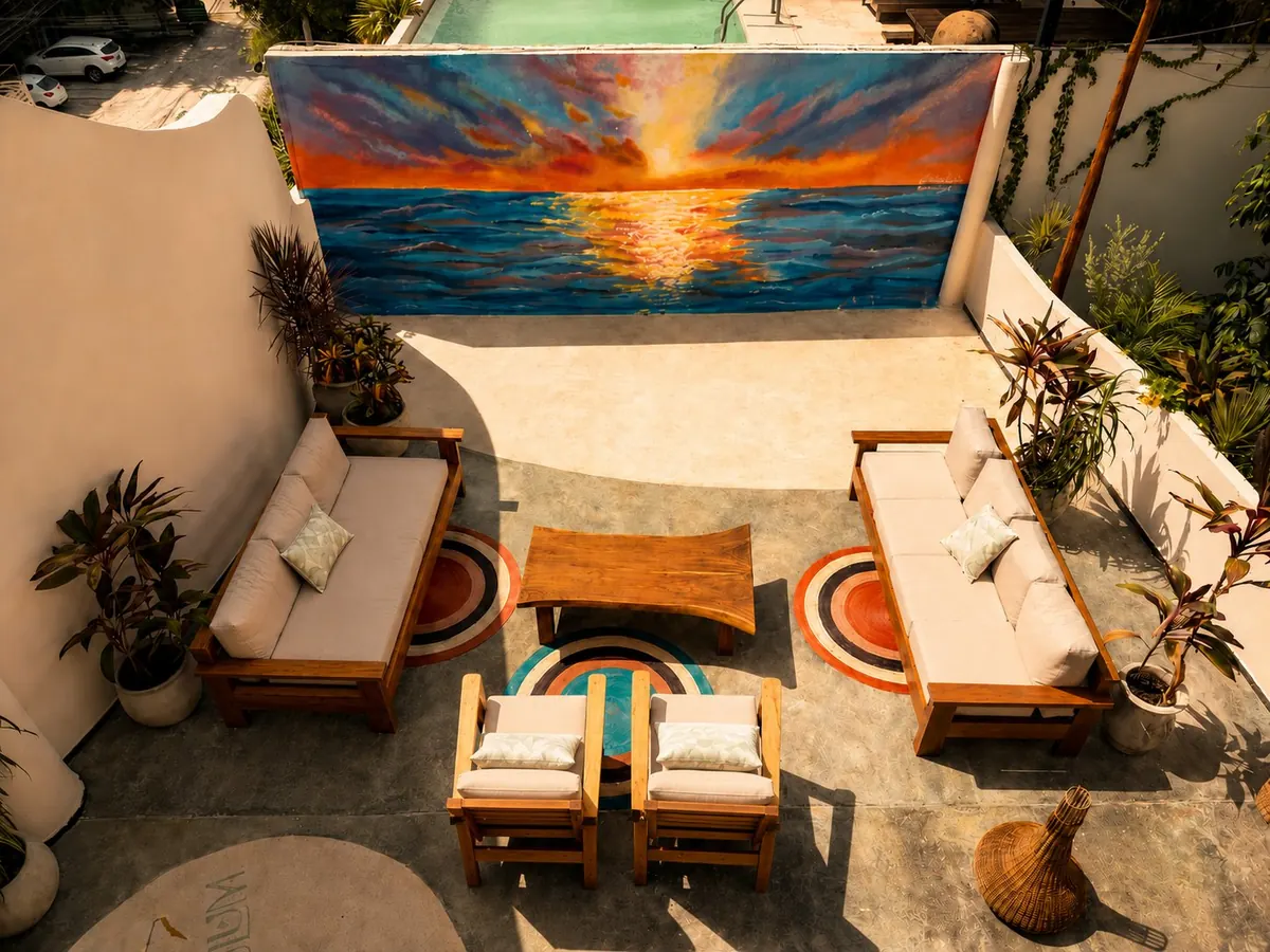 Patio & mural artístico